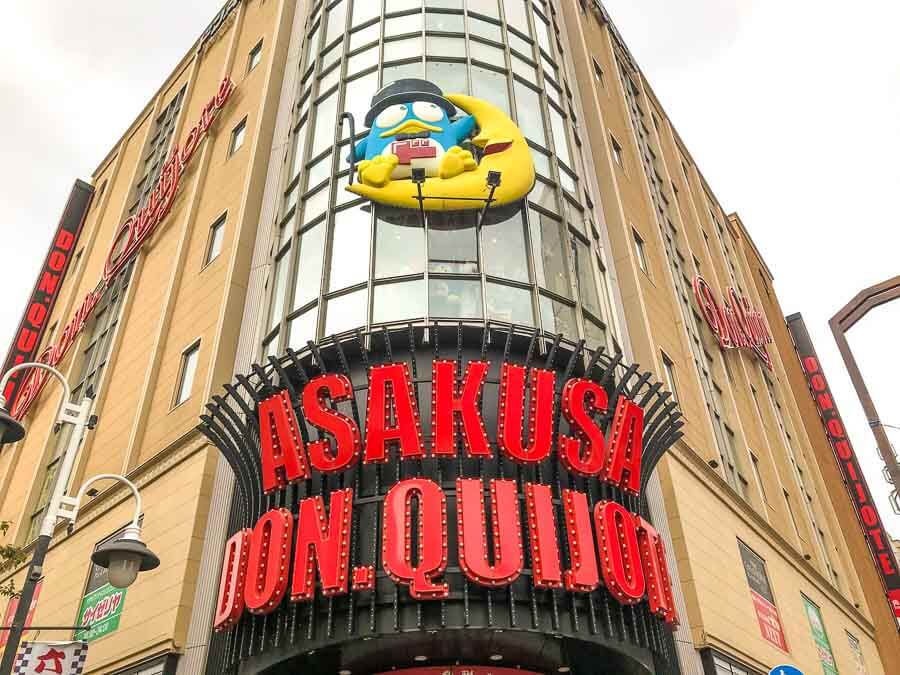Fachada de Don Quijote en Asakusa (Tokio) con el cartel “ASAKUSA DON QUIJOTE”, consejos para viajar a Japón por libre: comprar en tiendas 24h y comparar precios.