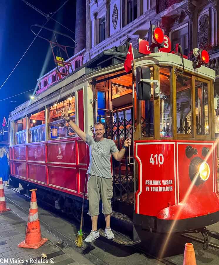 foto-de-Jc-en-el-tranvia-rojo-de-Estambul
