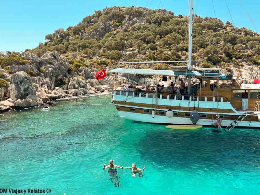como-llegar-a-la-isla-de-Kekova-Turquia-foto-de-JC-y-Olga-nadando-en-Kekova