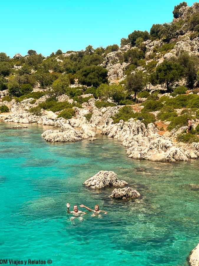 foto-de-JC-y-Olga-nadando-en-las-aguas-de-la-isla-de-Kekova-Turquia