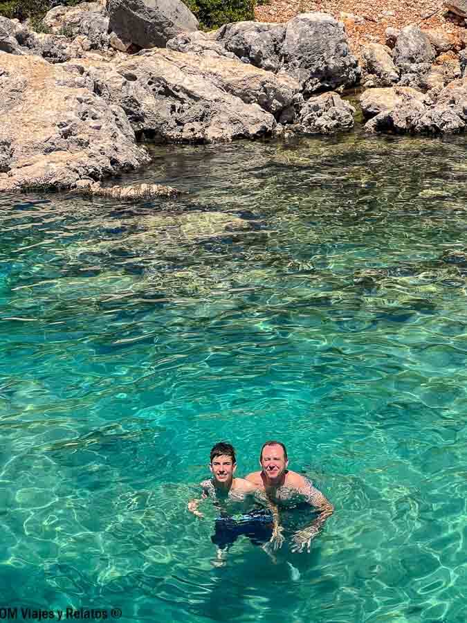Raul-y-JC-nadando-en-las-cristalinas-aguas-de-Kekova-Turquia