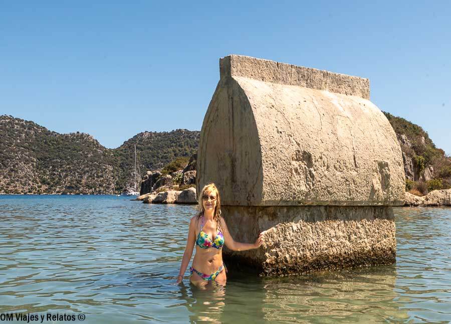 foto-mia-junto-al-sarcofago-licio-sumergido-en-el-agua-de-Kekova