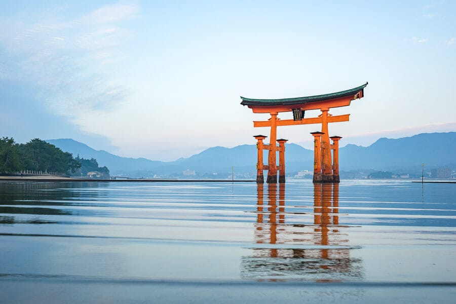 Torii flotante de Miyajima reflejado en el agua al amanecer, uno de los consejos para viajar a Japón por libre es madrugar para evitar multitudes.