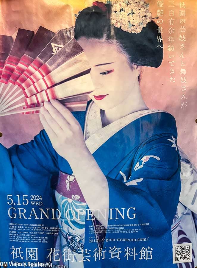 Cartel de geisha en Kioto anunciando una inauguración, consejos para viajar a Japón por libre: reservar entradas y revisar horarios de museos y espectáculos.