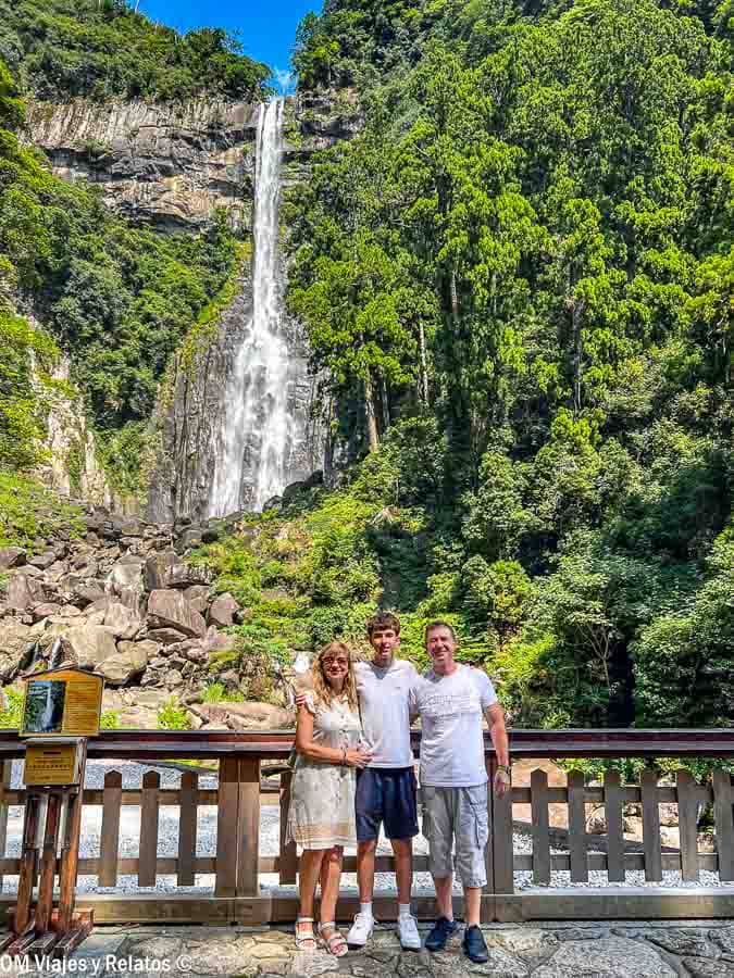 Foto familia de OM Viajes y Relatos posando frente a la cascada Nachi en Wakayama, consejos para viajar a Japón por libre: visitar temprano y combinar con el santuario Kumano Nachi Taisha.