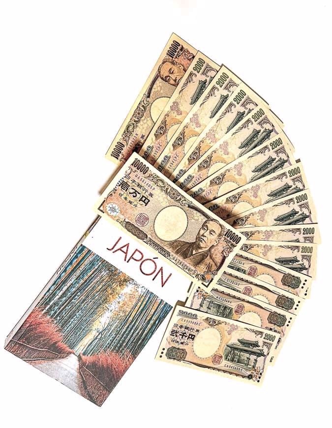 Billetes de yen japonés y guía de viaje, consejos para viajar a Japón por libre: llevar efectivo y cambiar a yenes para pequeños comercios.