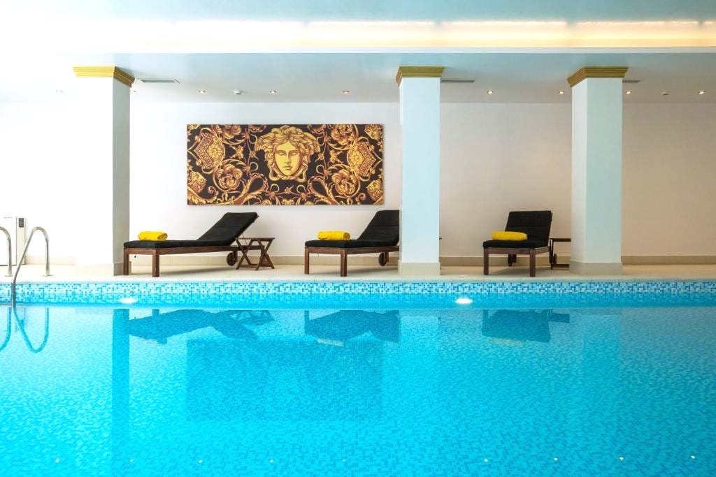 Piscina interior tipo spa en un hotel de Atenas, un extra a tener en cuenta si estás decidiendo donde alojarse en Atenas.