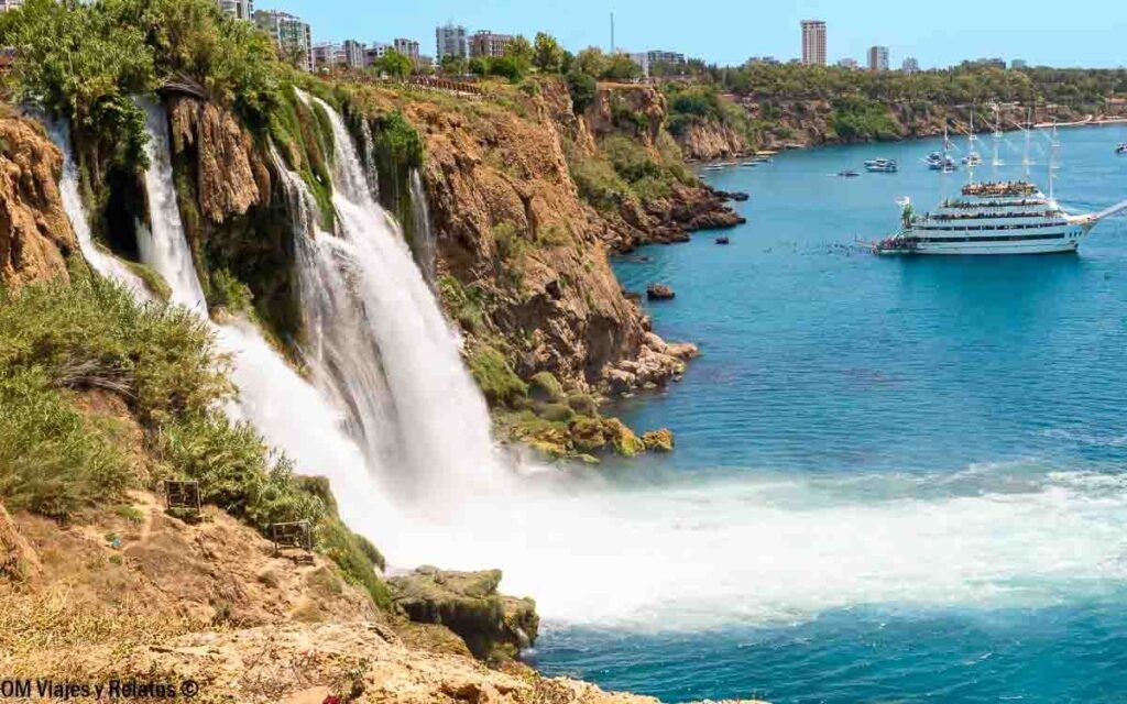 Cascada de Düden (Lower Düden) cayendo al mar en Antalya, una parada imprescindible en una ruta por la Costa Turquesa.