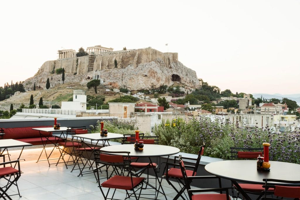Terraza con vistas directas a la Acrópolis, un puntazo si estás mirando donde alojarse en Atenas con buena ubicación y panorama.