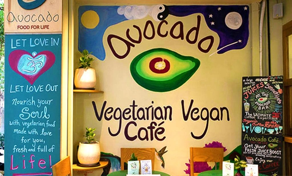 Entrada de Avocado Café, un local vegetariano y vegano en Atenas, buena opción si buscas donde comer en Atenas barato.