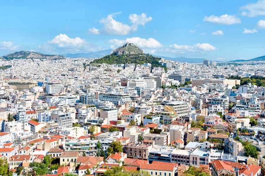 Panorámica de Atenas con el monte Licabeto al fondo, ideal en que ver en Atenas en 1 día.
