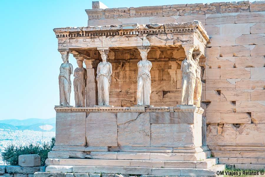 Detalle del Erecteion con las Cariátides en la Acrópolis, imprescindible en que ver en Atenas en 1 día.