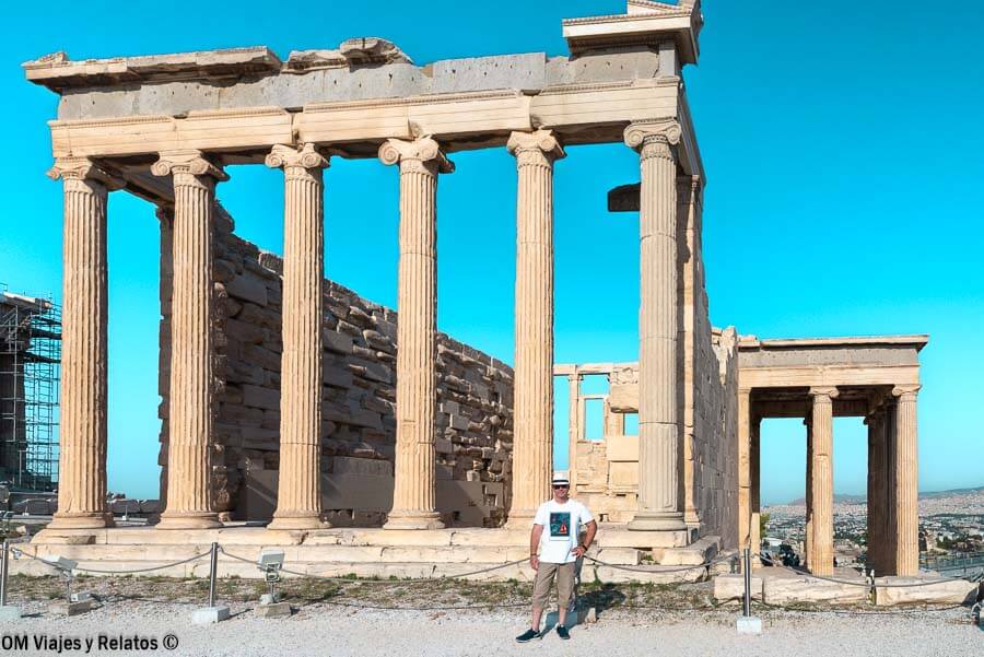 JC posando junto a las columnas y ruinas de la Acrópolis, imprescindible en que ver en Atenas en 1 día.