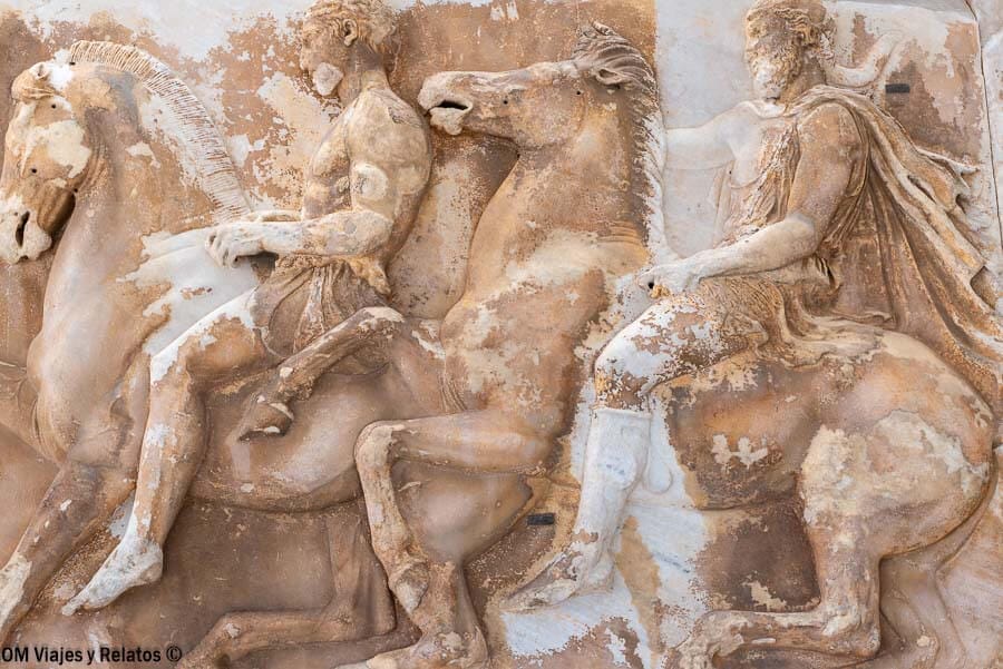 Relieve de mármol con jinetes y caballos en la Acrópolis, un detalle histórico en que ver en Atenas en 1 día.