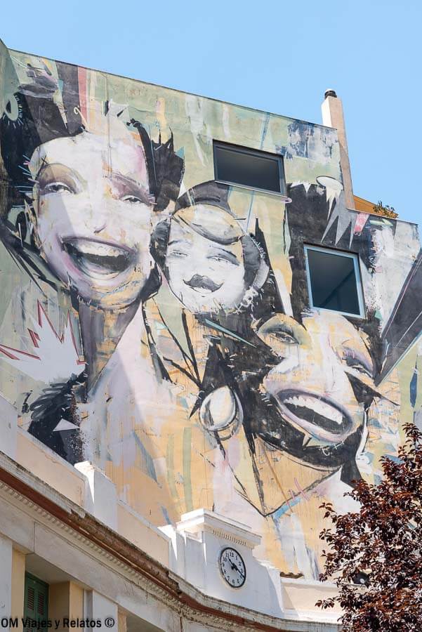 Mural de street art en una fachada del barrio de Psiri, una zona con rollo alternativo si estás pensando donde alojarse en Atenas.