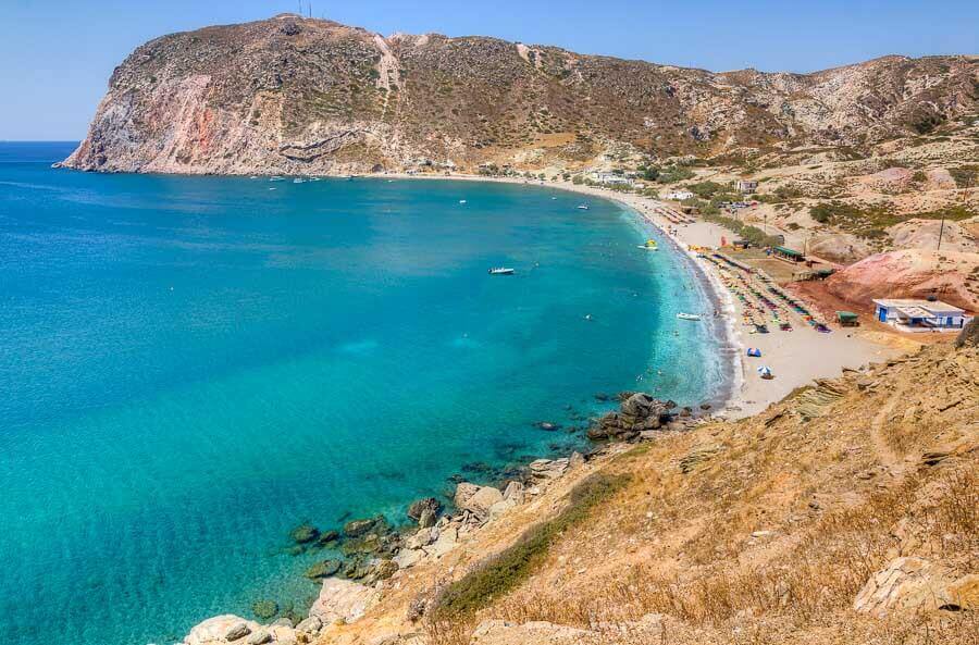 Panorámica de Agia Kiriaki, una de las mejores playas de Milos, con aguas cristalinas y arena clara en un entorno montañoso.