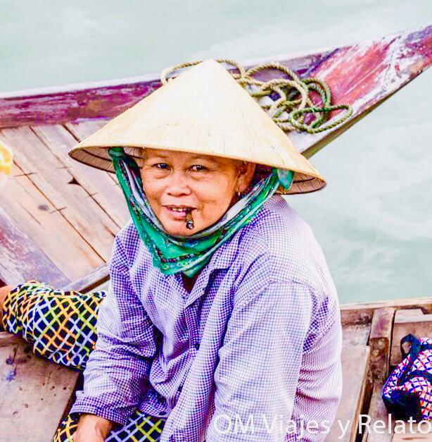 Mujer vietnamita navegando en una barca tradicional por el río Thu Bon, una experiencia auténtica de qué ver en Hoi An y alrededores.