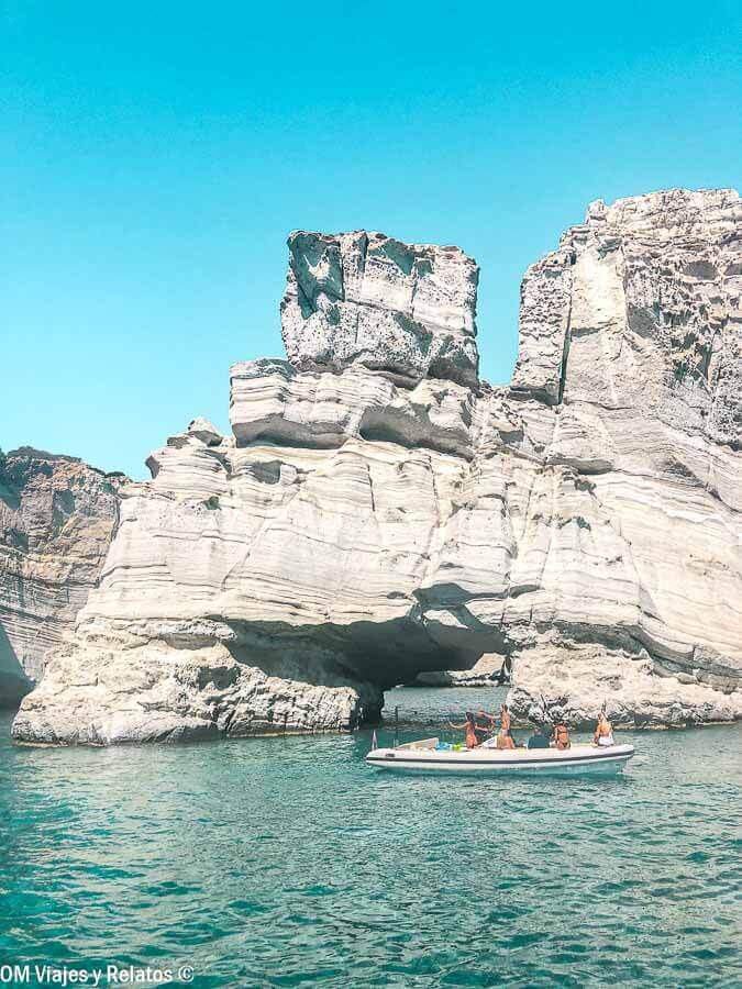 Excursión en barco frente a las formaciones rocosas de Kleftiko, una de las mejores playas de Milos para explorar en mar cristalino.