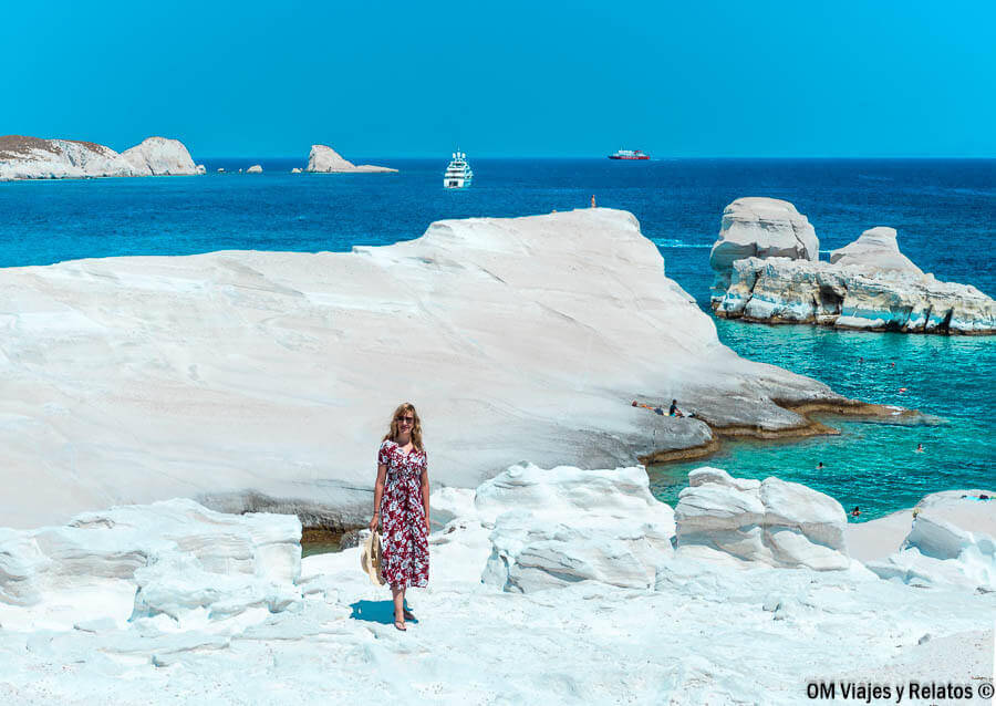 Foto mía en Sarakiniko, Milos, con formaciones blancas y mar turquesa, una de las mejores playas de Milos para fotos.