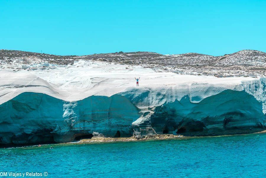 Foto de JC en los acantilados blancos y mar turquesa en Sarakiniko, Milos, una de las mejores playas de Milos con paisaje lunar.
