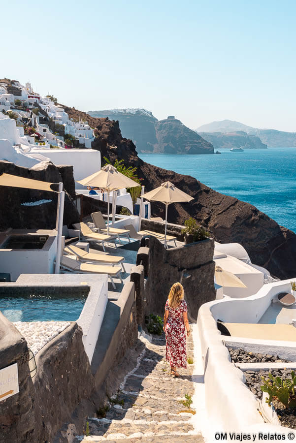 Foto mía paseando entre alojamientos con vistas a la caldera de Santorini, una imagen ideal para hablar de donde dormir en Santorini.