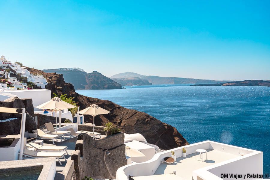 Alojamientos con terrazas y vistas a la caldera de Santorini, una imagen ideal para hablar de donde dormir en Santorini.
