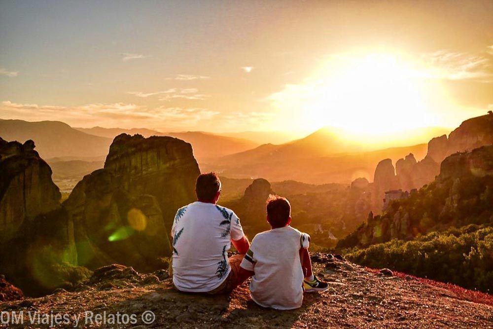 Foto de JC y de mi hijo Raúl contemplando el atardecer entre las rocas de Meteora, una imagen especial para decidir que monasterios visitar en Meteora.