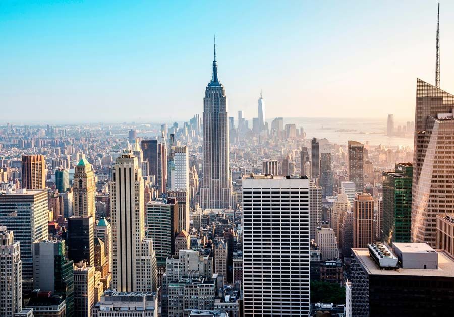 Skyline de Nueva York con el Empire State Building, una imagen icónica para explicar como tener internet en Estados Unidos.