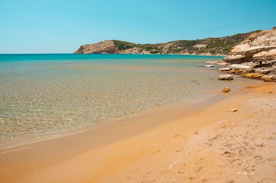 Arena dorada y aguas tranquilas en Provatas Beach, una de las mejores playas de Milos para relajarse en un entorno natural.