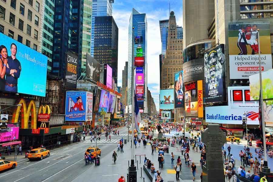 Times Square en Nueva York con rascacielos, pantallas luminosas y taxis amarillos, una imagen urbana para explicar como tener internet en Estados Unidos.