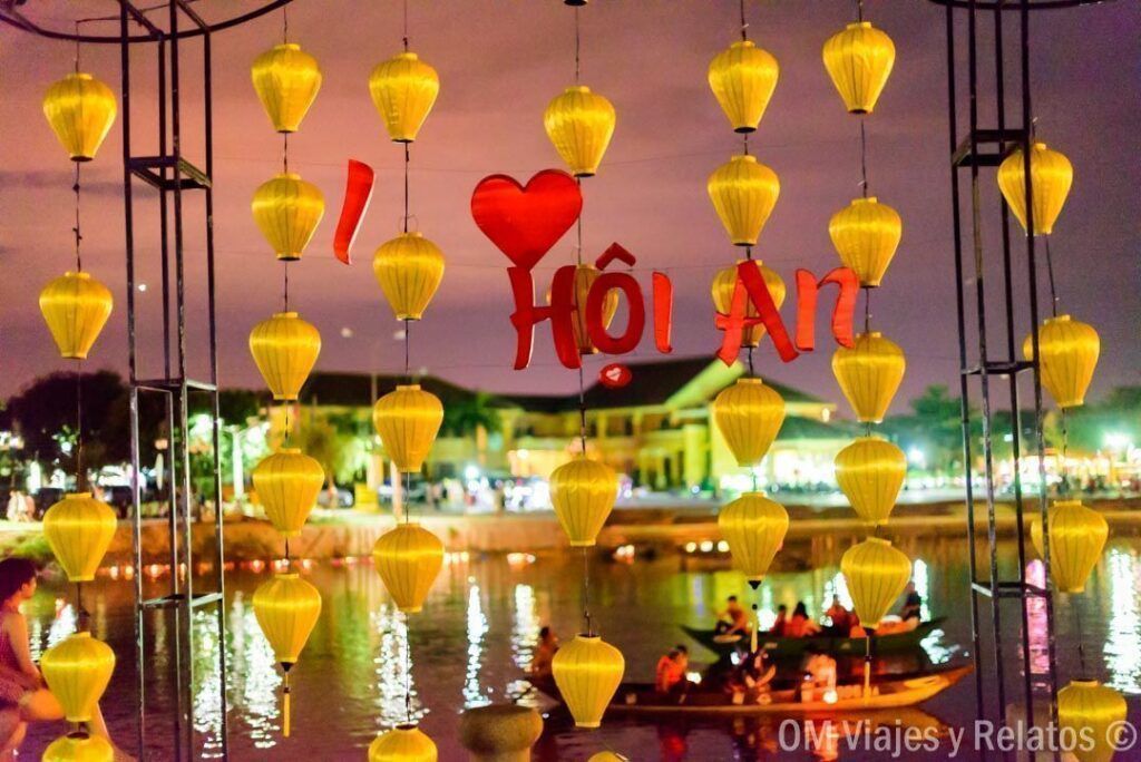 I love Hoi An de noche con farolillos sobre el río, Vietnam — consejos para viajar a Vietnam por libre.