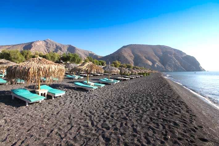 playas-mas-bonitas-de-Sanorini-de-arena-negra-Perivolos