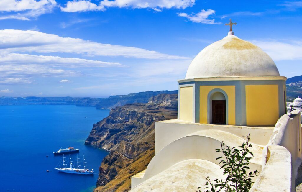 Catedral Católica de Fira con vistas a la caldera y al mar Egeo, una visita panorámica para incluir en que ver en Santorini en 3 dias.