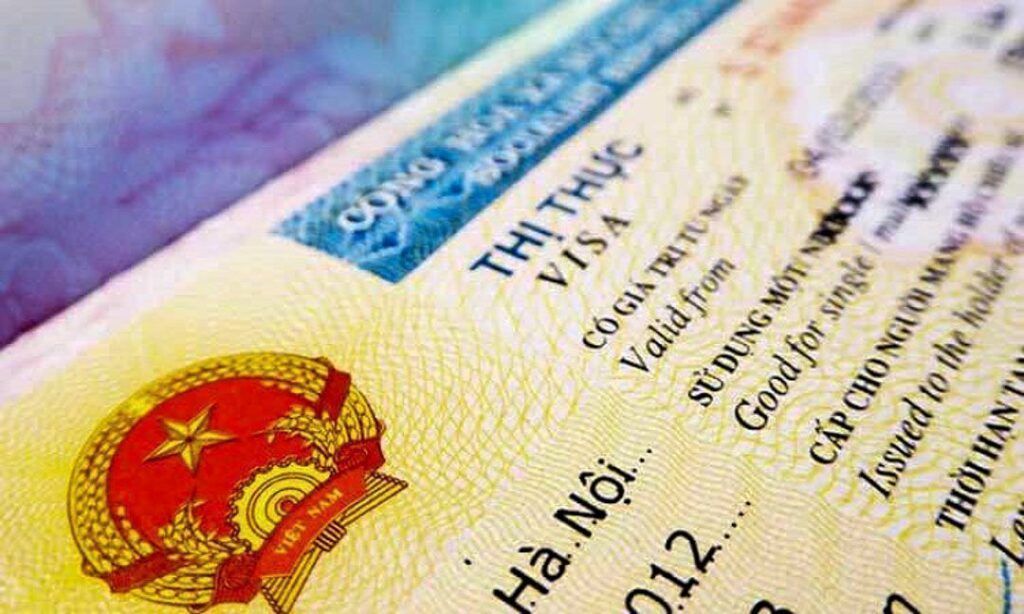 Detalle de un visado de Vietnam en un pasaporte, un trámite clave a tener en cuenta en consejos para viajar a vietnam por libre.