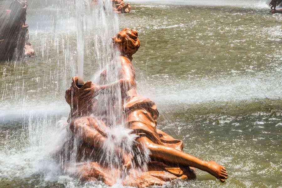 Escultura clásica rodeada de agua en una de las Fuentes de la Granja de San Ildefonso.