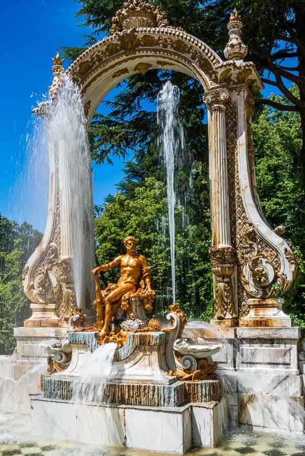 Fuente de las Ocho Calles en las Fuinas de la Granja de San Ildefonso con figura central, arco ornamental y surtidores de agua.