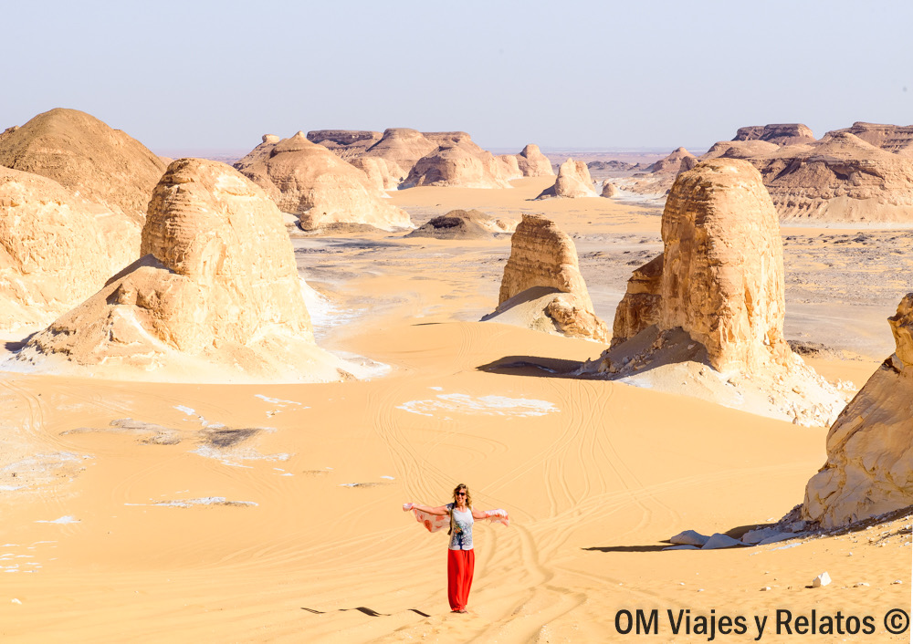 Una servidora posando en el desierto Blanco de Egipto, una de las excursiones más sorprendentes para descubrir que ver en el Cairo y alrededores.