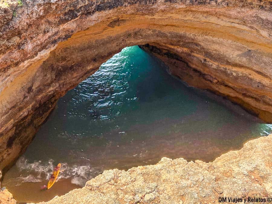 Interior de la Cueva de Benagil con apertura al mar y agua turquesa, una parada imprescindible que ver en Algarve en 3 días.
