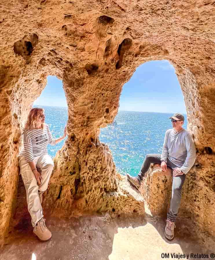 JC y yo en una cueva con ventanas naturales al mar en los acantilados, un lugar único que ver en Algarve en 3 días.