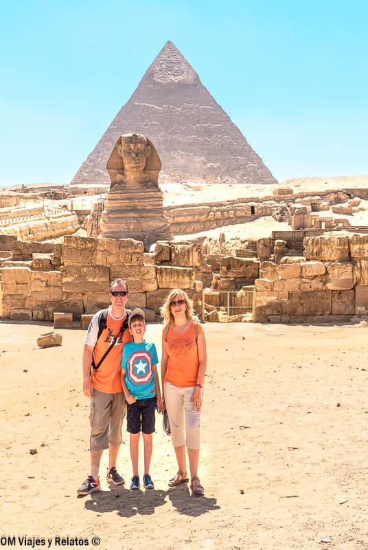 Foto familia de OM Viajes y Relatos frente a la Esfinge y la pirámide de Guiza, una visita típica antes o después de contratar un crucero por el Nilo.