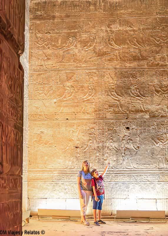 Servidora y Raúl frente a un muro con jeroglíficos en un templo egipcio, una excursión típica al contratar un crucero por el Nilo.