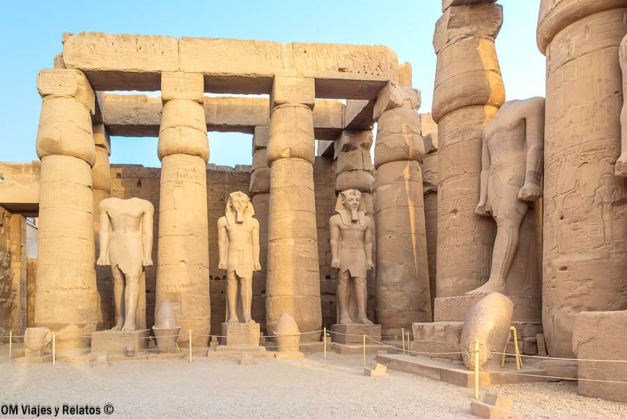 Columnas y estatuas en un templo del Antiguo Egipto, una excursión imprescindible al contratar un crucero por el Nilo.