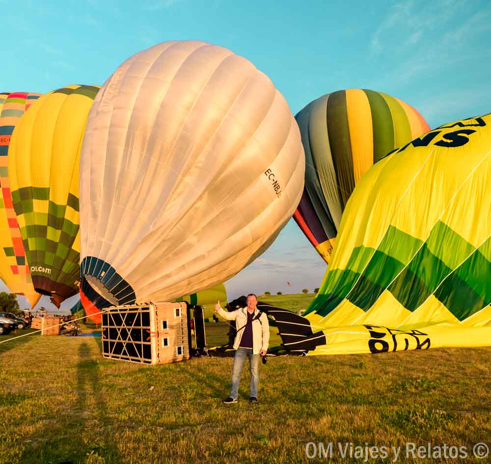 Foto de JC antes de subir en globo aerostático al amanecer, una aventura imprescindible que ver en Segovia en un día.