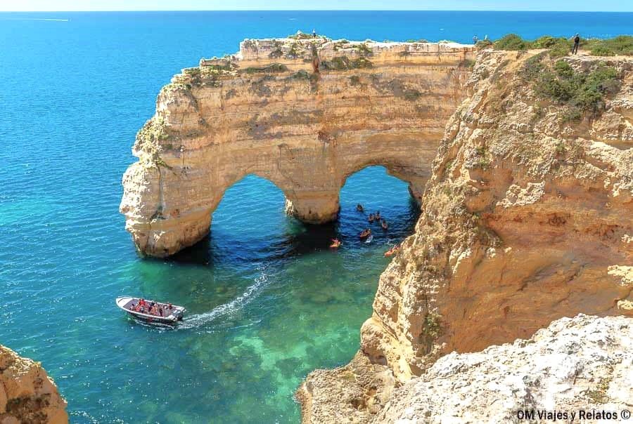 Arco natural doble sobre el mar en la costa del Algarve (Albandeira), un paisaje espectacular que ver en Algarve en 3 días.