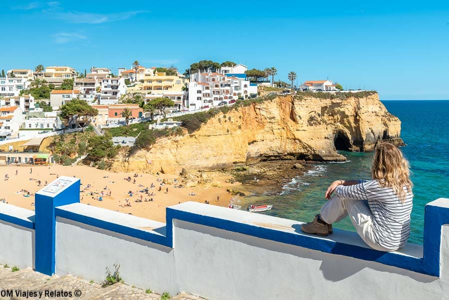 Servidora contemplando la Praia do Carvoeiro y sus acantilados desde el mirador, un paisaje imprescindible que ver en Algarve en 3 días