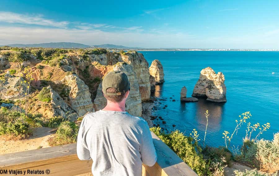JC en el mirador de Ponta da Piedade con acantilados y farallones, un imprescindible que ver en Algarve en 3 días.
