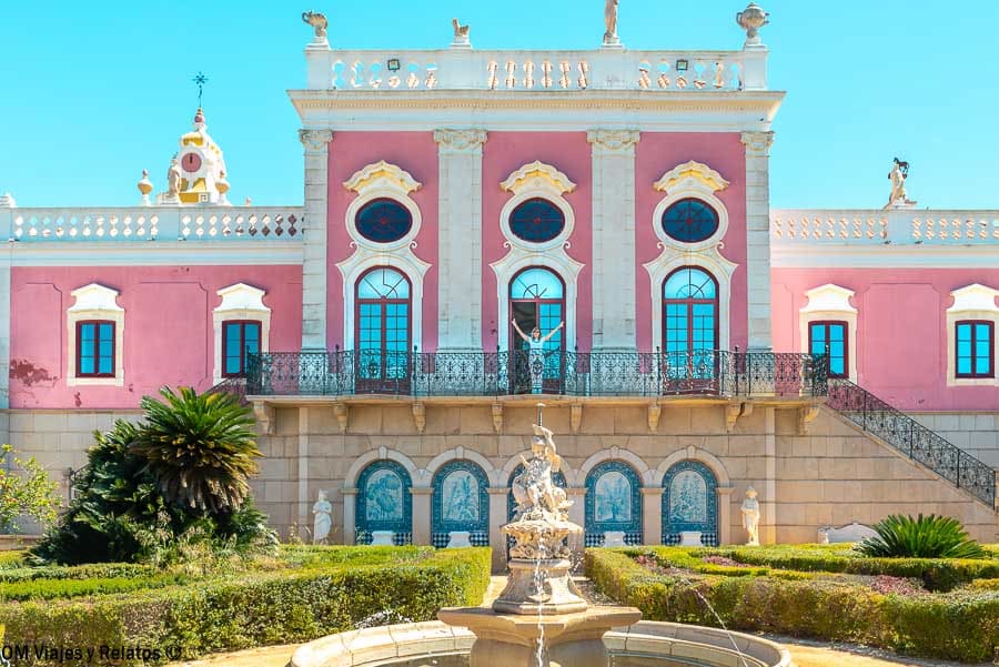 Servidora saludando en la Pousada Palácio de Estoi, una visita elegante y diferente que ver en Algarve en 3 días.