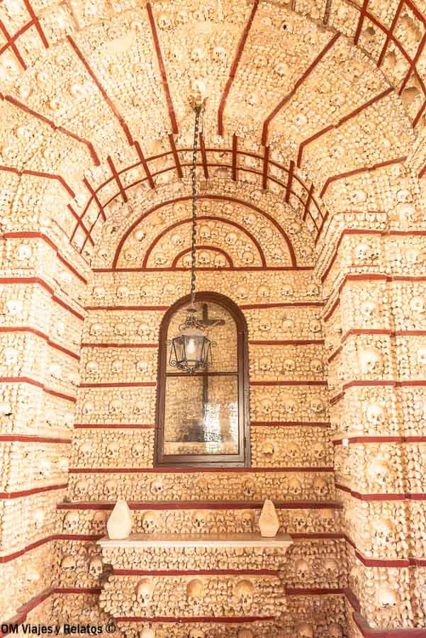 Interior de la Capela dos Ossos en la Igreja do Carmo de Faro, una visita sorprendente que ver en Algarve en 3 días.