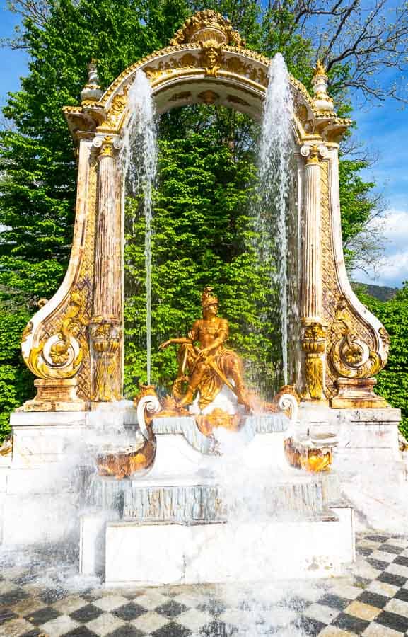 Fuente de las Ocho Calles en las Fuentes de la Granja de San Ildefonso con arco ornamental y chorros de agua.