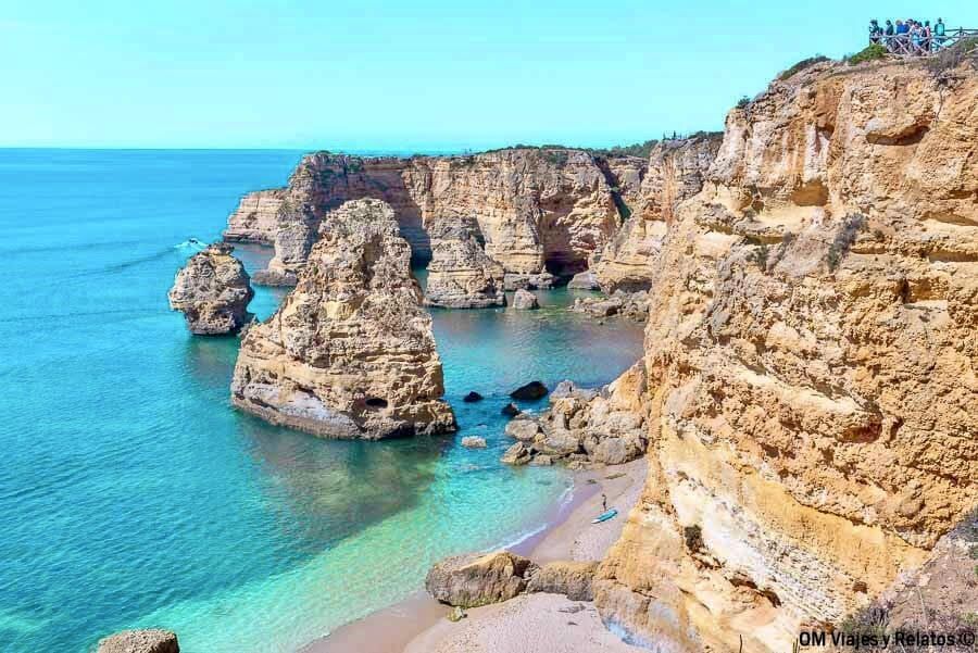 Acantilados y aguas turquesas en Praia da Marinha, uno de los paisajes más bonitos que ver en Algarve en 3 días.